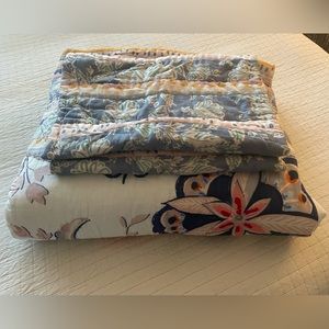 Anthropologie Brynne queen quilt and two shams